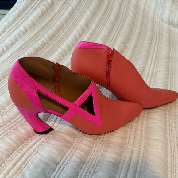 John Fluevog Shoes - John Fluevog Women’s Sashay Size 9. In Coral and Pink with 3 1/2 “ heels.